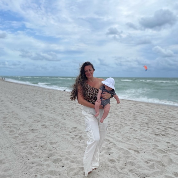 LIKE TO BE NOTIFIED WHEN I GO LIVE Meet your Posher, Ledia - Picture 3 of 7